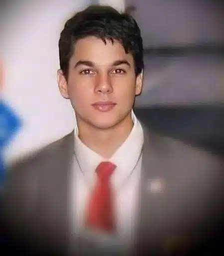 Quién Es Realmente: La Verdadera Historia del Famoso Más Allá de Su Imagen 2 Adivina quién es: es un hombre muy famoso hoy en día, y no es el… Ver más Lee más en el primer comentario. 👇👇