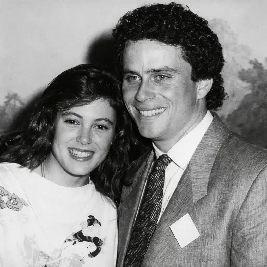 ¿Lo recuerdas? 👀 Esta foto muestra un rostro joven que alguna vez captó la atención de todos, tomada mucho antes de que la fama llegara por completo a su vida. 📸
Con su belleza clásica y el ambiente típico de los años 80, esta imagen captura un instante detenido en el tiempo, en una época en la que el futuro todavía estaba lleno de promesas.
¿Serás capaz de reconocer a esta persona? 🤔💭
👉👉 Desliza hasta el primer comentario para descubrir la respuesta y ver la foto de la que todos están hablando. ⬇️⬇️⬇️