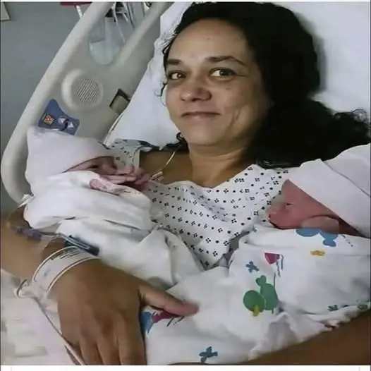Mujer de 58 años da a luz gemelos