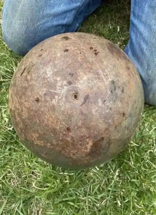 Esfera de acero en arroyo: ¿qué es?