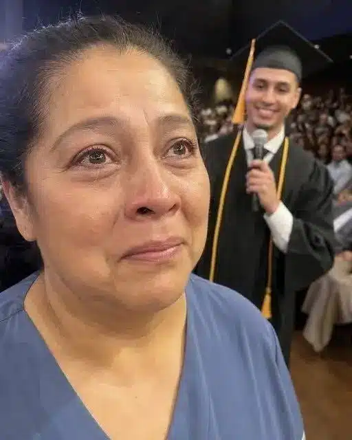 Hijo honra a su madre limpiadora en graduación 2 Hijo honra a su madre limpiadora en graduación