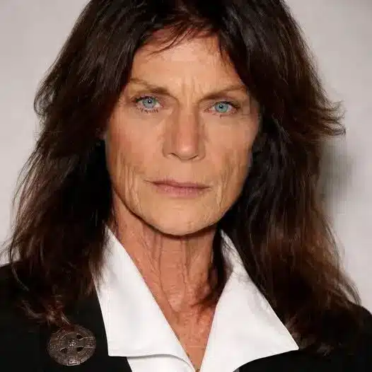 Actriz de 76 años impresiona con belleza natural