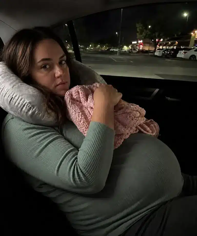 Esposo obliga a embarazada a dormir en auto