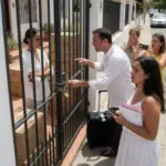 Esposo infiel intenta recuperar su casa tras casarse