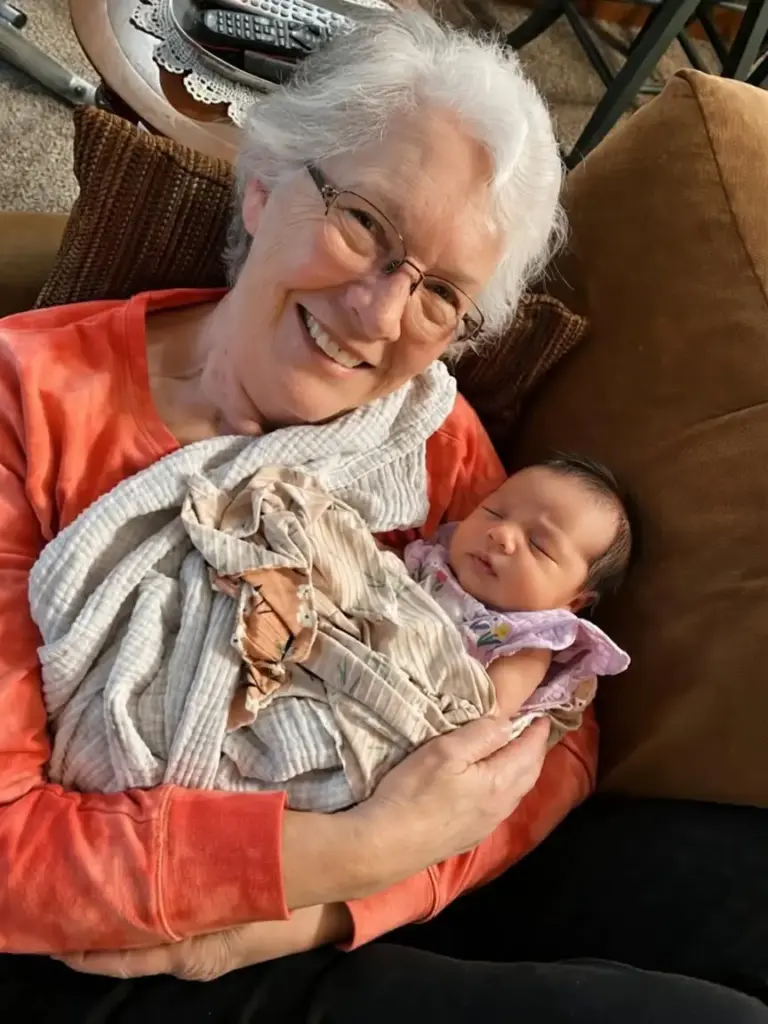 Madre de 79 años lucha por su bebé
