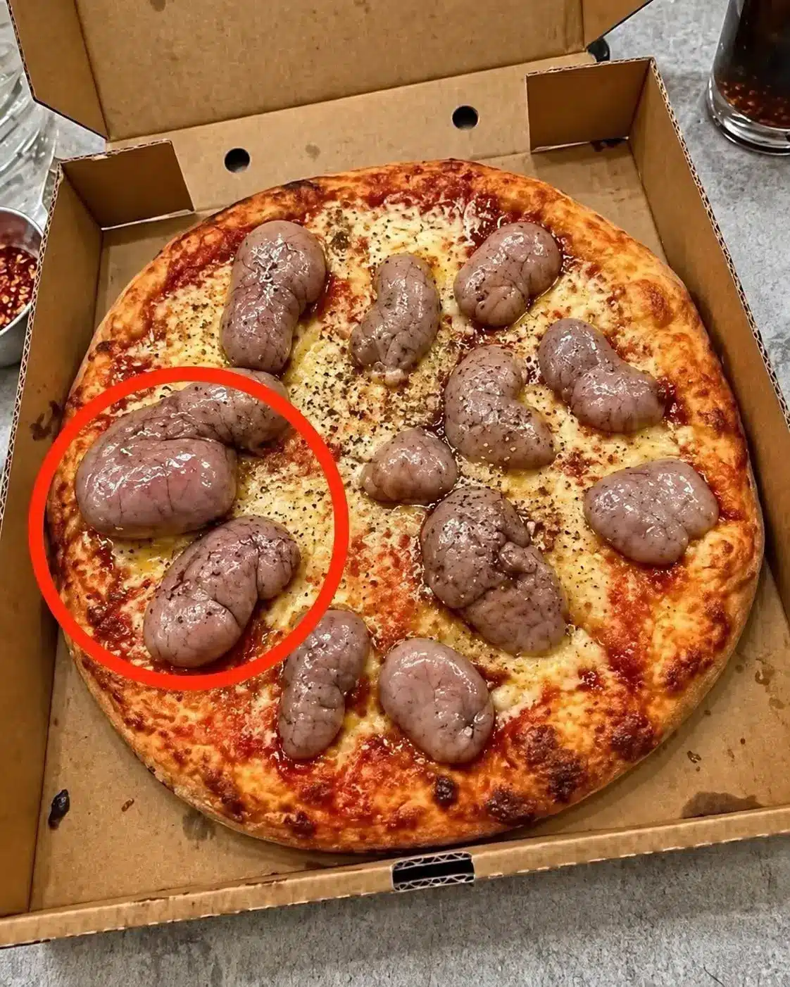 Misterioso objeto encontrado en una caja de pizza
